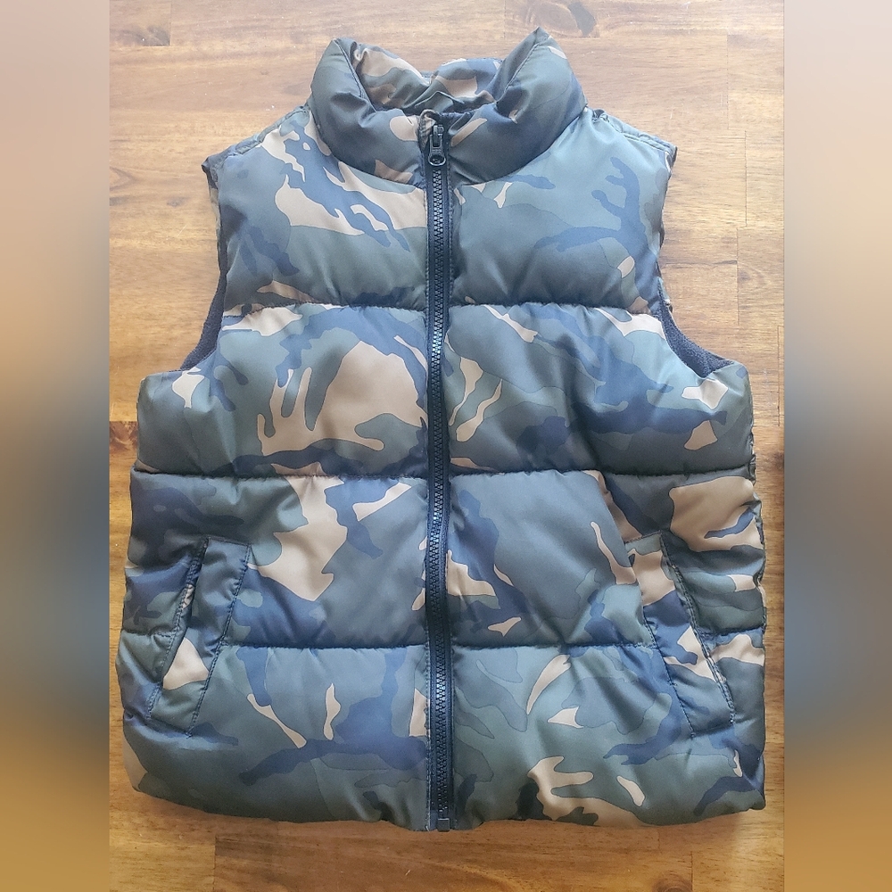 Old Navy Camo Puffer Vest Kids Size S (6-7)